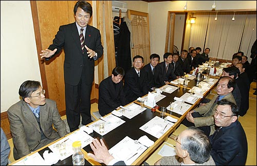 10일 저녁 서울 방배동 먹자골목에 위치한 한 횟집에서 열린 재경부안향우회 모임에서 김종규 부안군수가 핵폐기장 유치 활동을 부탁하고 있다. 